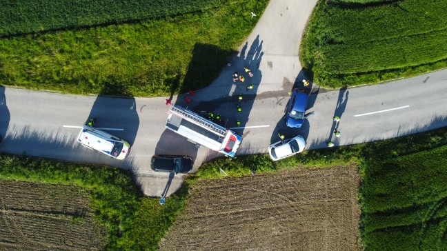 Personenrettung nach schwerem Kreuzungscrash zwischen zwei PKW in Pennewang