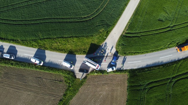 Personenrettung nach schwerem Kreuzungscrash zwischen zwei PKW in Pennewang