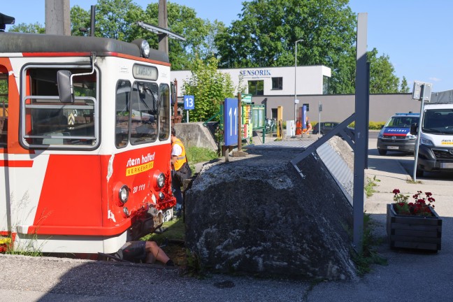 Drei Verletzte: Triebwagen einer Lokalbahn im Bahnhofsbereich in Lambach gegen Prellbock geprallt