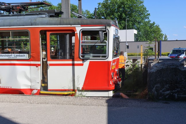 Drei Verletzte: Triebwagen einer Lokalbahn im Bahnhofsbereich in Lambach gegen Prellbock geprallt