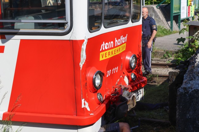Drei Verletzte: Triebwagen einer Lokalbahn im Bahnhofsbereich in Lambach gegen Prellbock geprallt