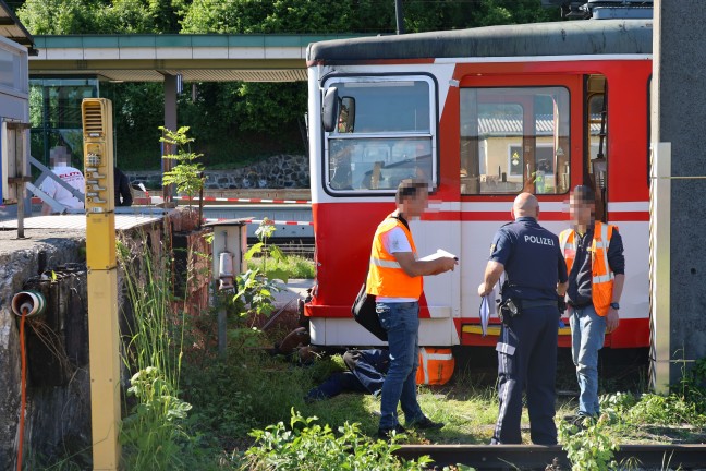 Drei Verletzte: Triebwagen einer Lokalbahn im Bahnhofsbereich in Lambach gegen Prellbock geprallt