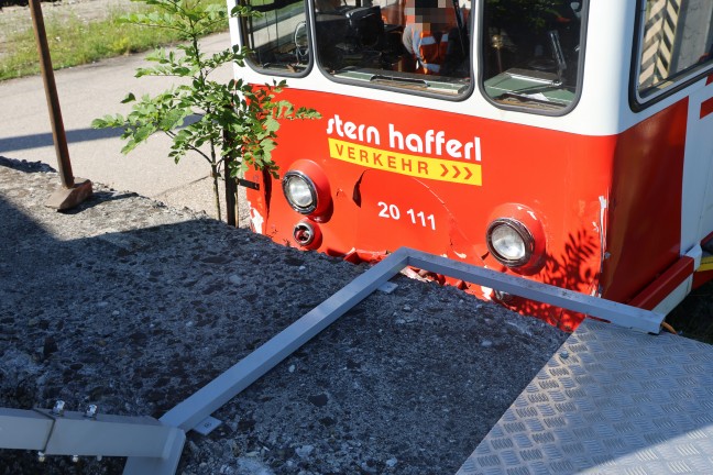 Drei Verletzte: Triebwagen einer Lokalbahn im Bahnhofsbereich in Lambach gegen Prellbock geprallt