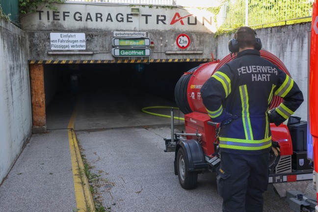Brand eines PKW in einer Tiefgarage in Traun sorgt fr greren Einsatz dreier Feuerwehren