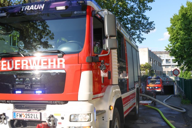 Brand eines PKW in einer Tiefgarage in Traun sorgt fr greren Einsatz dreier Feuerwehren