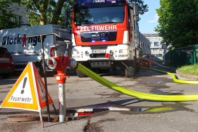 Brand eines PKW in einer Tiefgarage in Traun sorgt fr greren Einsatz dreier Feuerwehren