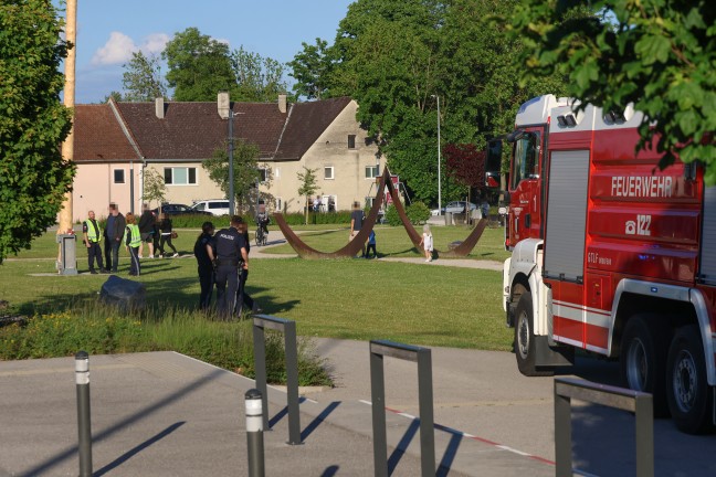 Brand eines PKW in einer Tiefgarage in Traun sorgt fr greren Einsatz dreier Feuerwehren