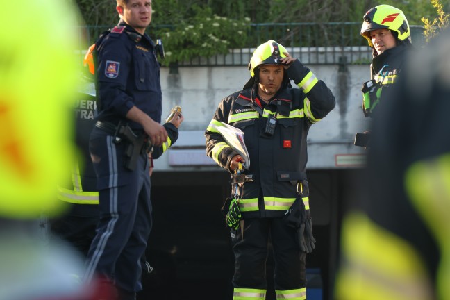 Brand eines PKW in einer Tiefgarage in Traun sorgt fr greren Einsatz dreier Feuerwehren