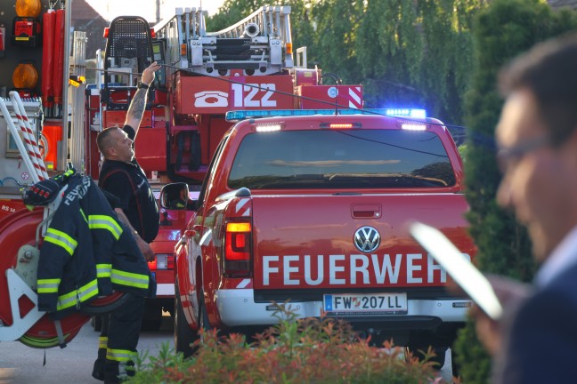 Brand eines PKW in einer Tiefgarage in Traun sorgt fr greren Einsatz dreier Feuerwehren