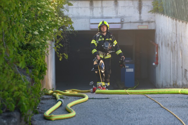 Brand eines PKW in einer Tiefgarage in Traun sorgt fr greren Einsatz dreier Feuerwehren