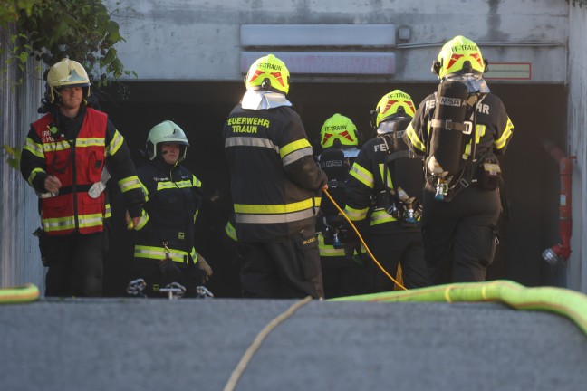 Brand eines PKW in einer Tiefgarage in Traun sorgt fr greren Einsatz dreier Feuerwehren