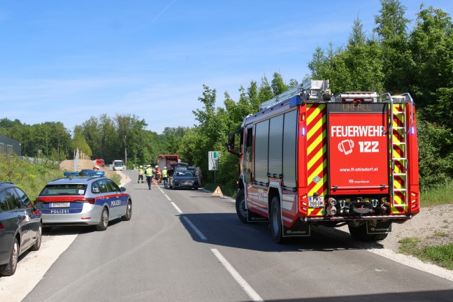 Auto in Seitenlage: PKW-Lenkerin bei Ohlsdorf mit Fahrzeug von Strae abgekommen