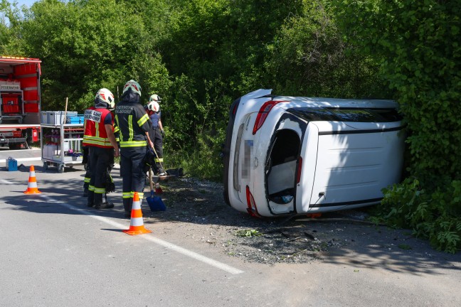 Auto in Seitenlage: PKW-Lenkerin bei Ohlsdorf mit Fahrzeug von Strae abgekommen