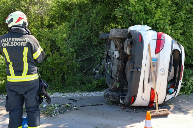 Auto in Seitenlage: PKW-Lenkerin bei Ohlsdorf mit Fahrzeug von Strae abgekommen