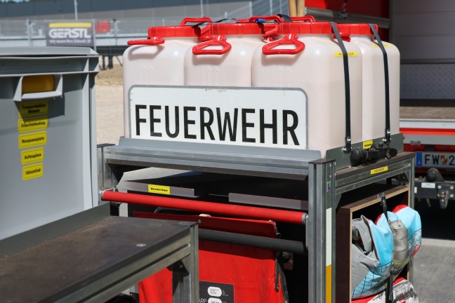 Auto in Seitenlage: PKW-Lenkerin bei Ohlsdorf mit Fahrzeug von Strae abgekommen