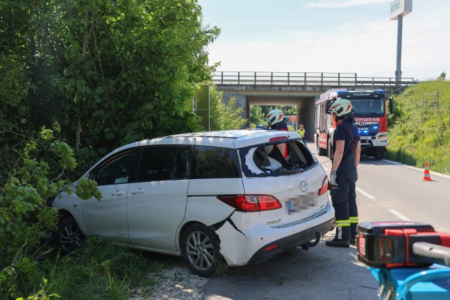 Auto in Seitenlage: PKW-Lenkerin bei Ohlsdorf mit Fahrzeug von Strae abgekommen