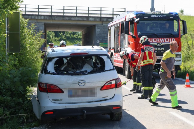 Auto in Seitenlage: PKW-Lenkerin bei Ohlsdorf mit Fahrzeug von Strae abgekommen