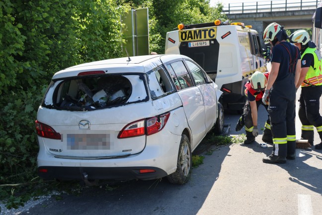 Auto in Seitenlage: PKW-Lenkerin bei Ohlsdorf mit Fahrzeug von Strae abgekommen