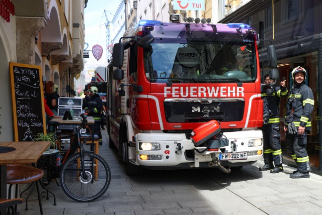 Ganz enge Sache: Feuerwehr bei angebranntem Kochgut in einem Gebude in Wels-innenstadt im Einsatz