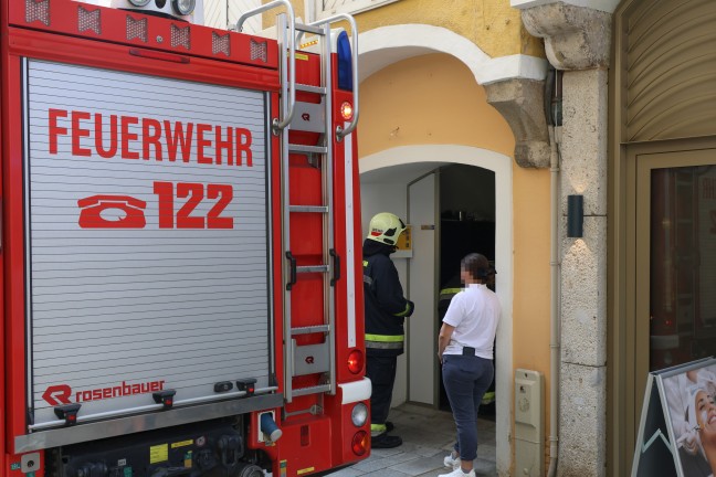 Ganz enge Sache: Feuerwehr bei angebranntem Kochgut in einem Gebude in Wels-innenstadt im Einsatz