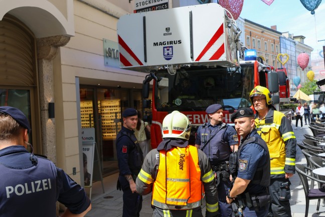 Ganz enge Sache: Feuerwehr bei angebranntem Kochgut in einem Gebude in Wels-innenstadt im Einsatz