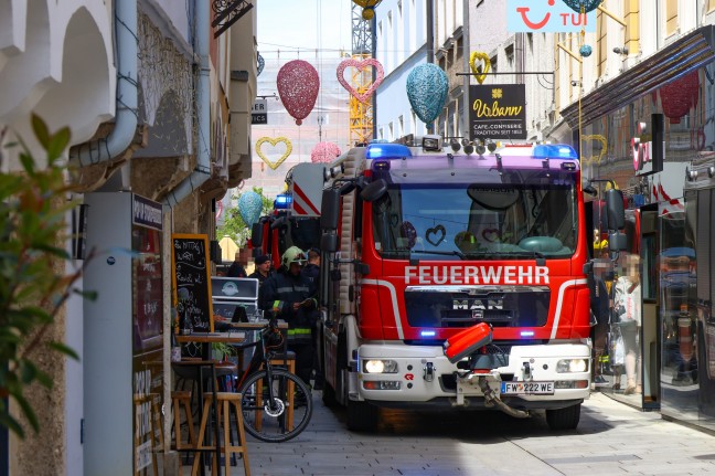 Ganz enge Sache: Feuerwehr bei angebranntem Kochgut in einem Gebude in Wels-innenstadt im Einsatz