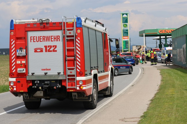 Verkehrsunfall mit drei beteiligten Fahrzeugen bei Tankstellenausfahrt in Pasching