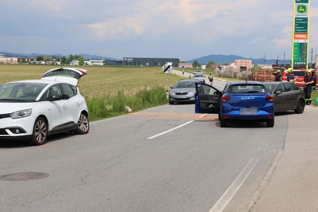 Verkehrsunfall mit drei beteiligten Fahrzeugen bei Tankstellenausfahrt in Pasching