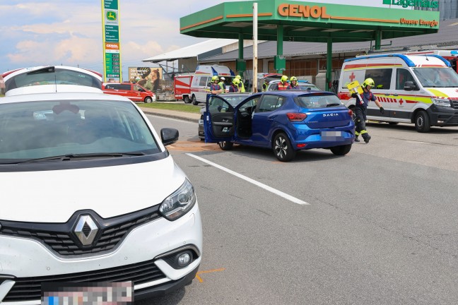 Verkehrsunfall mit drei beteiligten Fahrzeugen bei Tankstellenausfahrt in Pasching