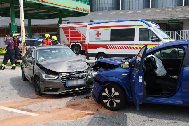 Verkehrsunfall mit drei beteiligten Fahrzeugen bei Tankstellenausfahrt in Pasching