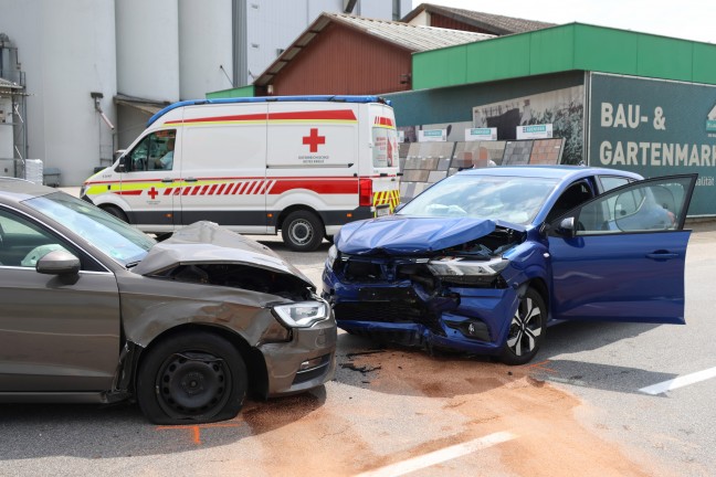 Verkehrsunfall mit drei beteiligten Fahrzeugen bei Tankstellenausfahrt in Pasching