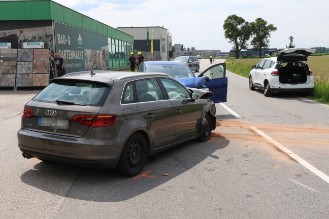 Verkehrsunfall mit drei beteiligten Fahrzeugen bei Tankstellenausfahrt in Pasching