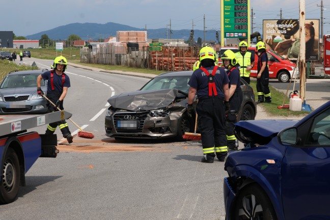 Verkehrsunfall mit drei beteiligten Fahrzeugen bei Tankstellenausfahrt in Pasching