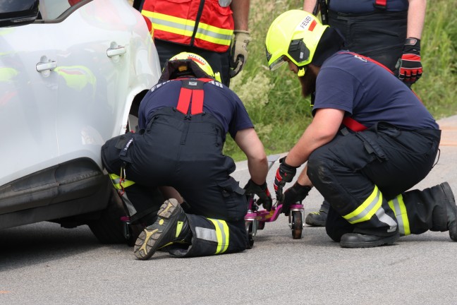 Verkehrsunfall mit drei beteiligten Fahrzeugen bei Tankstellenausfahrt in Pasching