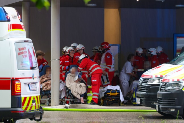 Vier Verletzte bei Zimmerbrand in einem Seniorenheim in Vcklabruck - Groeinsatz der Rettungskrfte