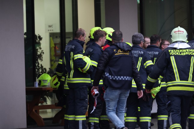 Vier Verletzte bei Zimmerbrand in einem Seniorenheim in Vcklabruck - Groeinsatz der Rettungskrfte