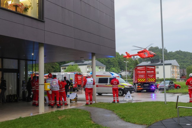 Vier Verletzte bei Zimmerbrand in einem Seniorenheim in Vcklabruck - Groeinsatz der Rettungskrfte