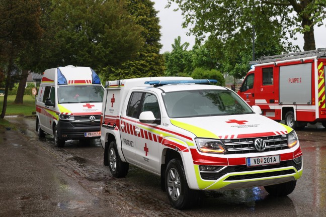 Vier Verletzte bei Zimmerbrand in einem Seniorenheim in Vcklabruck - Groeinsatz der Rettungskrfte