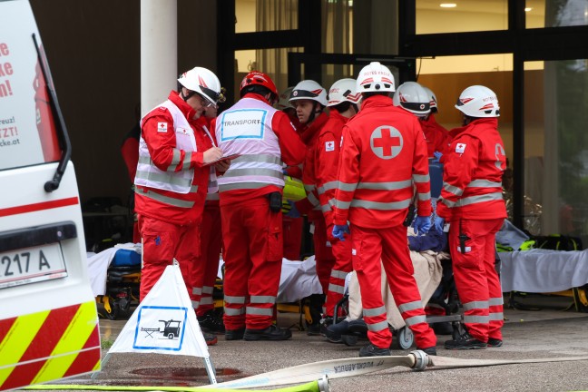 Vier Verletzte bei Zimmerbrand in einem Seniorenheim in Vcklabruck - Groeinsatz der Rettungskrfte