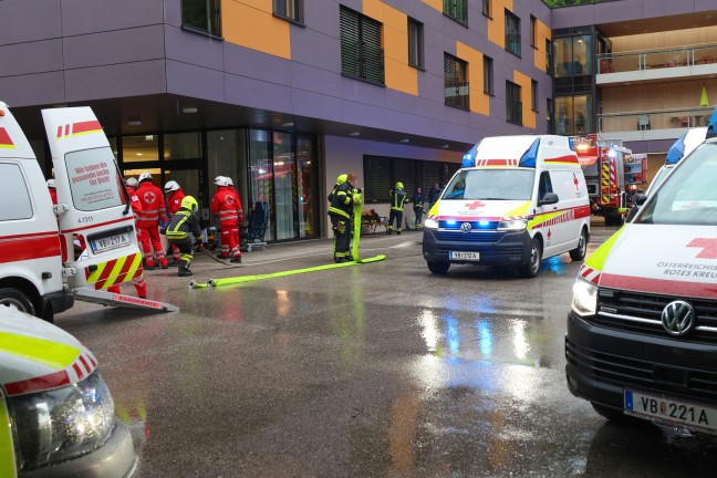 Vier Verletzte bei Zimmerbrand in einem Seniorenheim in Vcklabruck - Groeinsatz der Rettungskrfte
