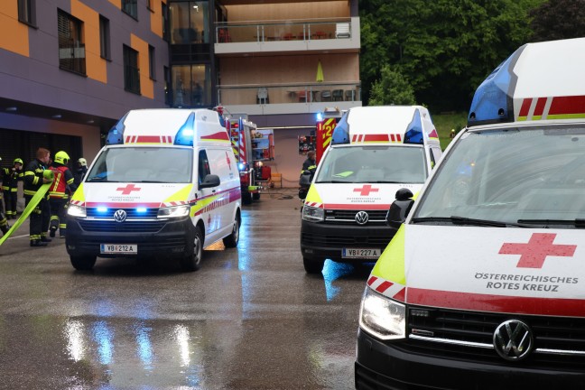 Vier Verletzte bei Zimmerbrand in einem Seniorenheim in Vcklabruck - Groeinsatz der Rettungskrfte