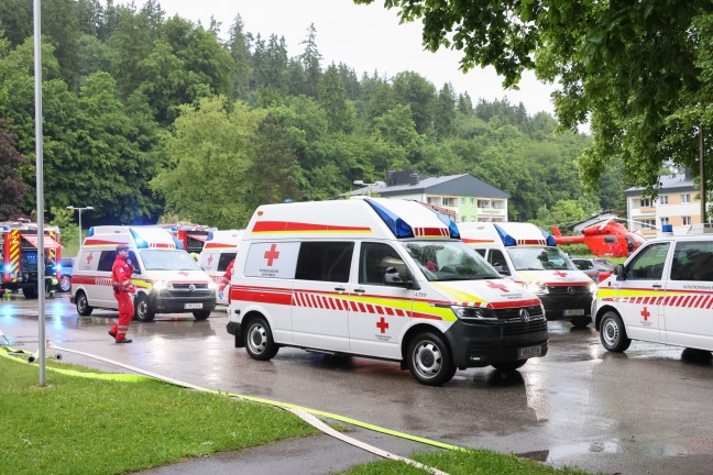 Vier Verletzte bei Zimmerbrand in einem Seniorenheim in Vcklabruck - Groeinsatz der Rettungskrfte