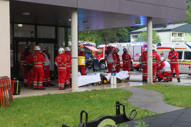 Vier Verletzte bei Zimmerbrand in einem Seniorenheim in Vcklabruck - Groeinsatz der Rettungskrfte