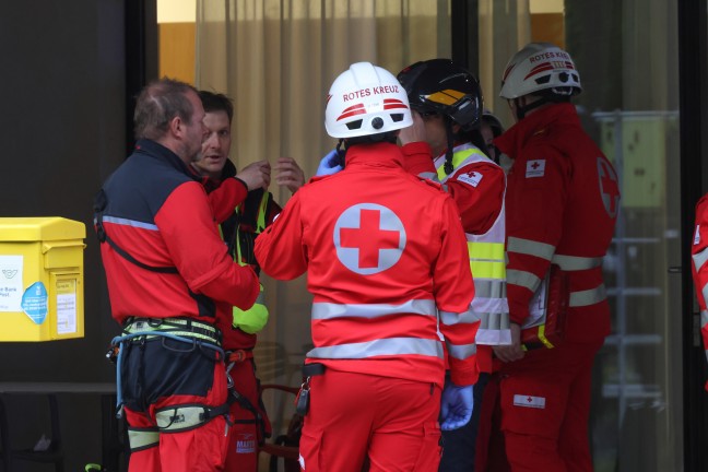 Vier Verletzte bei Zimmerbrand in einem Seniorenheim in Vcklabruck - Groeinsatz der Rettungskrfte