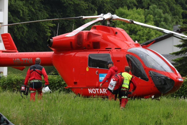 Vier Verletzte bei Zimmerbrand in einem Seniorenheim in Vcklabruck - Groeinsatz der Rettungskrfte