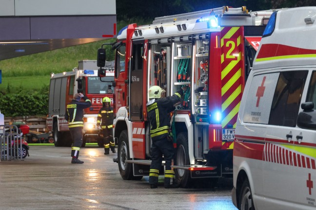 Vier Verletzte bei Zimmerbrand in einem Seniorenheim in Vcklabruck - Groeinsatz der Rettungskrfte