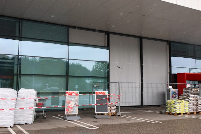2,1 Promille: Autolenker kracht in Attnang-Puchheim gegen Glasfront eines Lebensmittelgeschfts