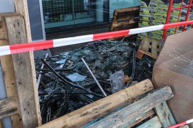 2,1 Promille: Autolenker kracht in Attnang-Puchheim gegen Glasfront eines Lebensmittelgeschfts