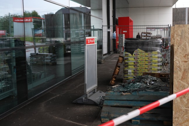 2,1 Promille: Autolenker kracht in Attnang-Puchheim gegen Glasfront eines Lebensmittelgeschfts