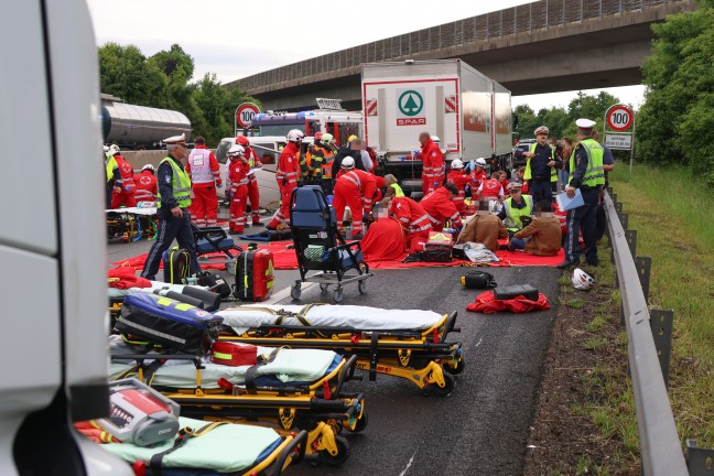 Ein Todesopfer, sieben Verletzte: Kleinbus auf Welser Autobahn in Wels-Oberthan gegen LKW gekracht